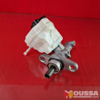 Master brake cylinder balancing tank